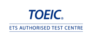 Die TOEIC-Prüfung ist eine der bekanntesten und am meisten anerkannten Englischprüfungen weltweit. Sie ist speziell auf die Bedürfnisse von Unternehmen und Arbeitnehmern ausgerichtet und bewertet die Englischkenntnisse in beruflichen Situationen. Die Prüfung besteht aus zwei Teilen: Reading & Listening sowie Speaking & Writing, wobei jeder Teil eine Dauer von 2 Stunden hat.
